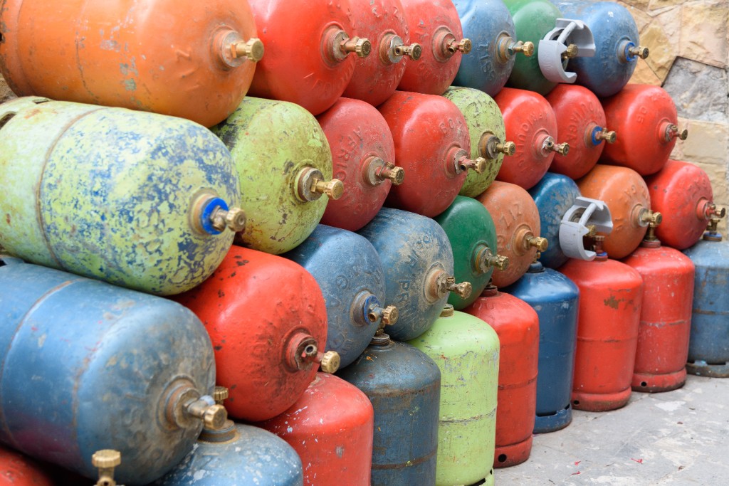Stacked refrigerant cylinders